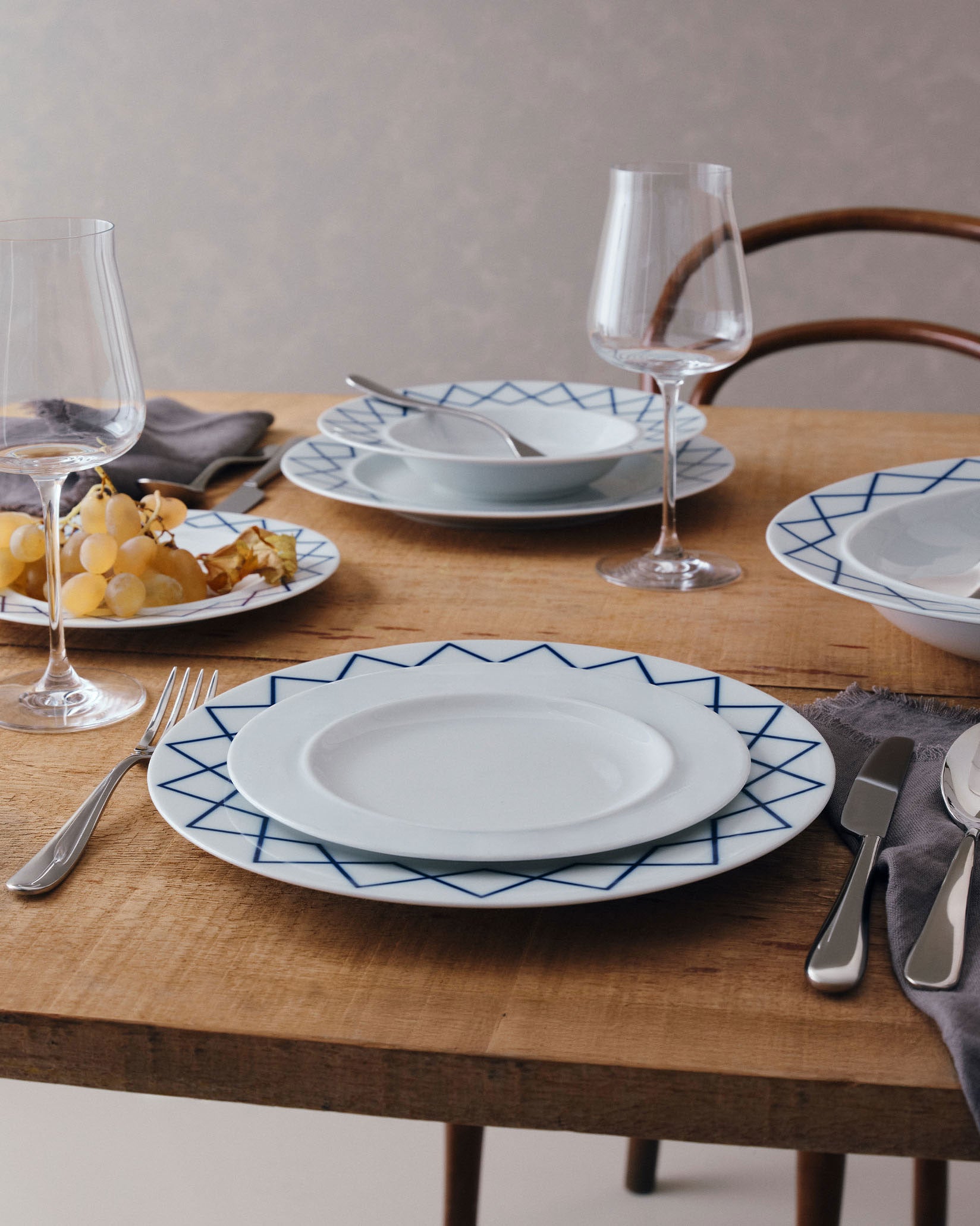 La Bella Tavola　オーバルプレート　4枚　元箱入り　ALESSI La Bella Tavola: Dessert Plate By Ettore Sottsass - 4 pieces | Alessi