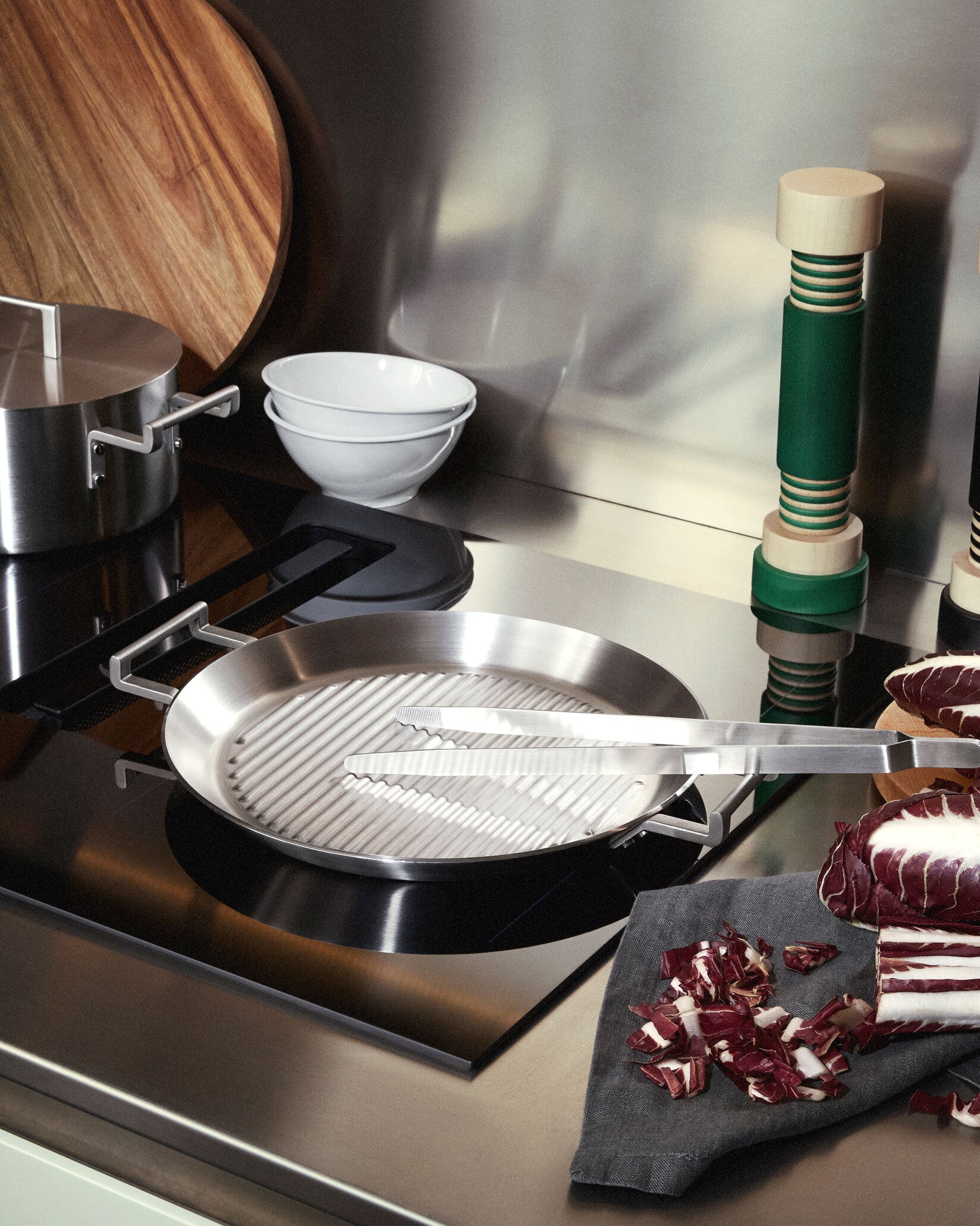 Alessi Convivio DC102/24 - Niedrige Trilamin-Design-Kasserolle mit Zwei Griffen, Geeignet für Induktion, Edelstahl und PVD mit Magnetischem Stahlboden, 24 cm, Satiniert Alessi Convivio DC102/24 - Niedrige Trilamin-Design-Kasserolle mit Zwei Griffen, Geeignet für Induktion, Edelstahl und PVD mit Magnetischem Stahlboden, 24 cm, Satiniert