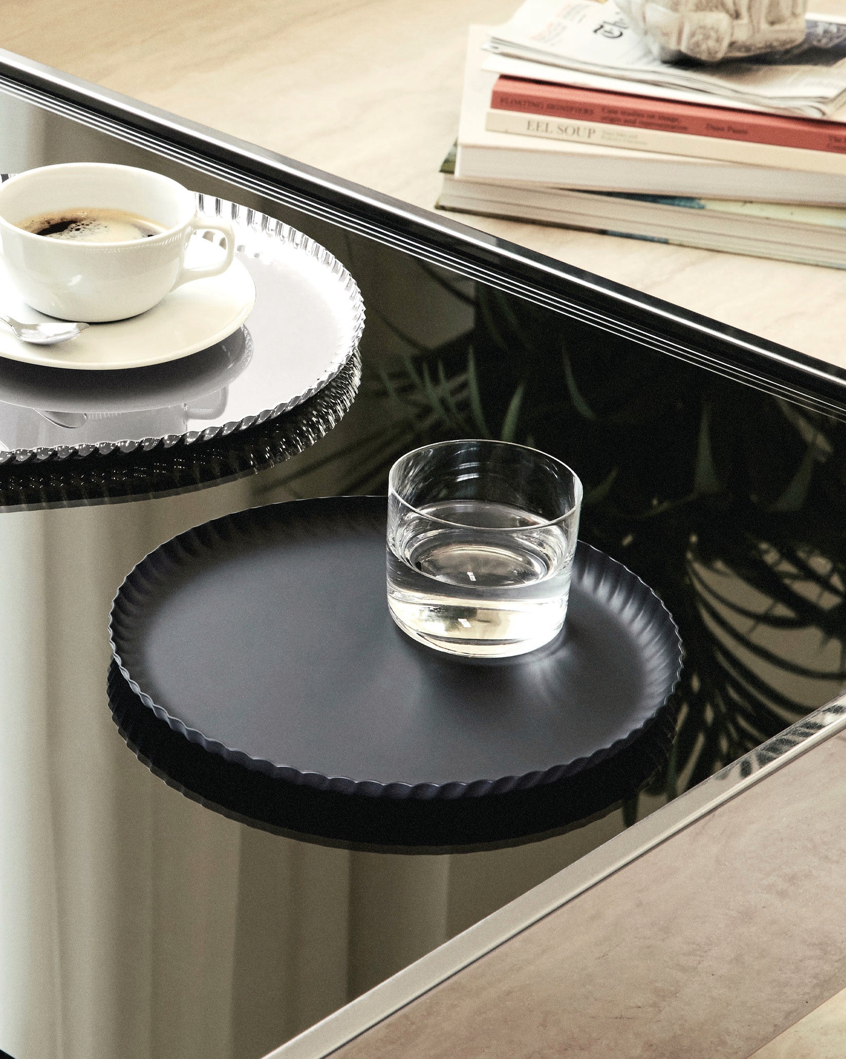 Pleats: Schwarzes rundes Tablett von Jin Kuramoto