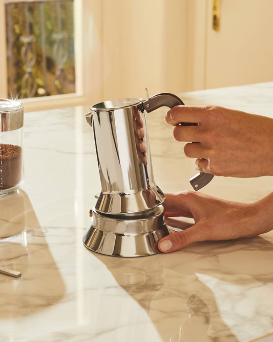 Die preisgekrönte Espresso-Kaffeemaschine 9090 verfügt über einen breiten Sockel, der die Wassererwärmung beschleunigt, und weitere innovative Funktionen. Polierter Edelstahl. Diese Espressomaschine für den Herd war der erste Artikel von Alessi, der im MOMA in New York ausgestellt wurde, was sie zu einer kultigen Geschenkidee für Kaffeegenießer macht.