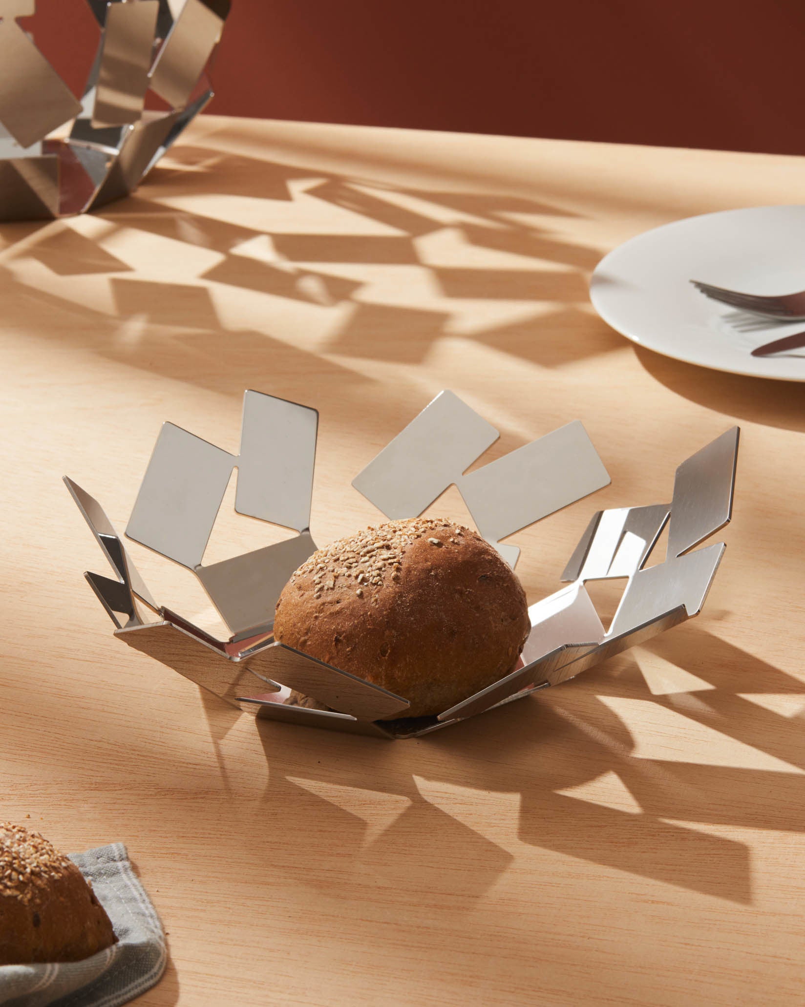 Fruttiera Alessi La Stanza Dello Scirocco MT02 R - In Acciaio Colorato E Resina Epossidica, Design Di Mario Trimarchi, Colore Rosso