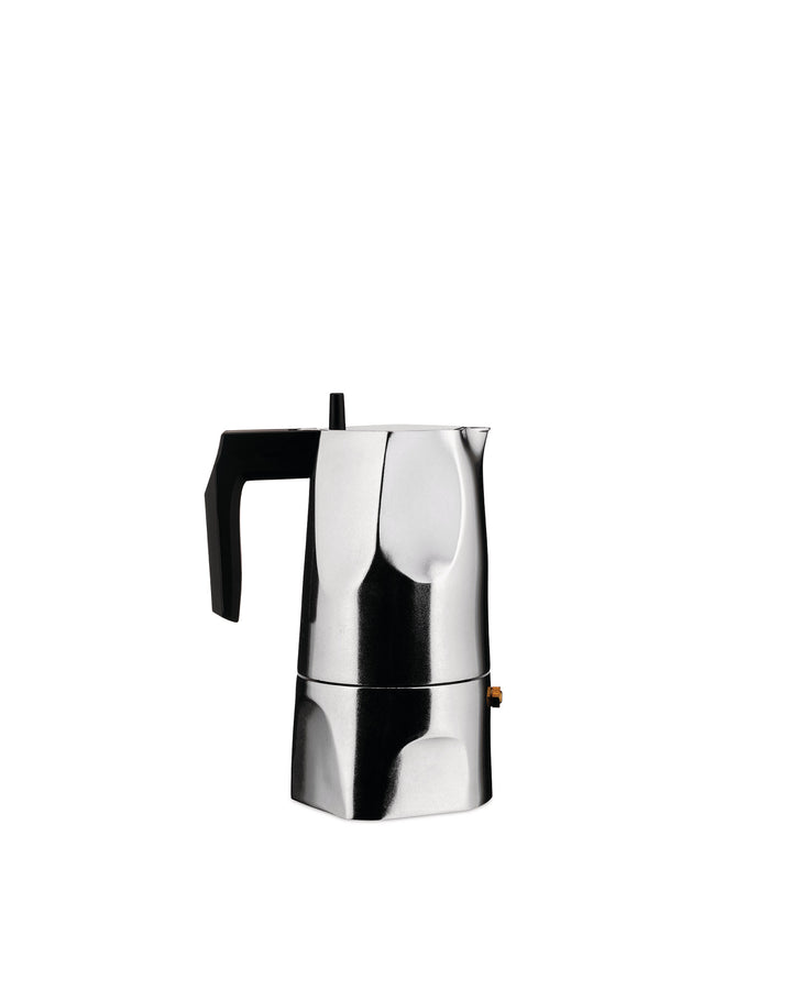 Disegnata dall'architetto Mario Trimarchi, questa caffettiera espresso è realizzata in alluminio e presenta una splendida silouette intagliata. Disponibile in nero o in alluminio, la caffettiera moka è dotata di manico e pomolo in plastica.