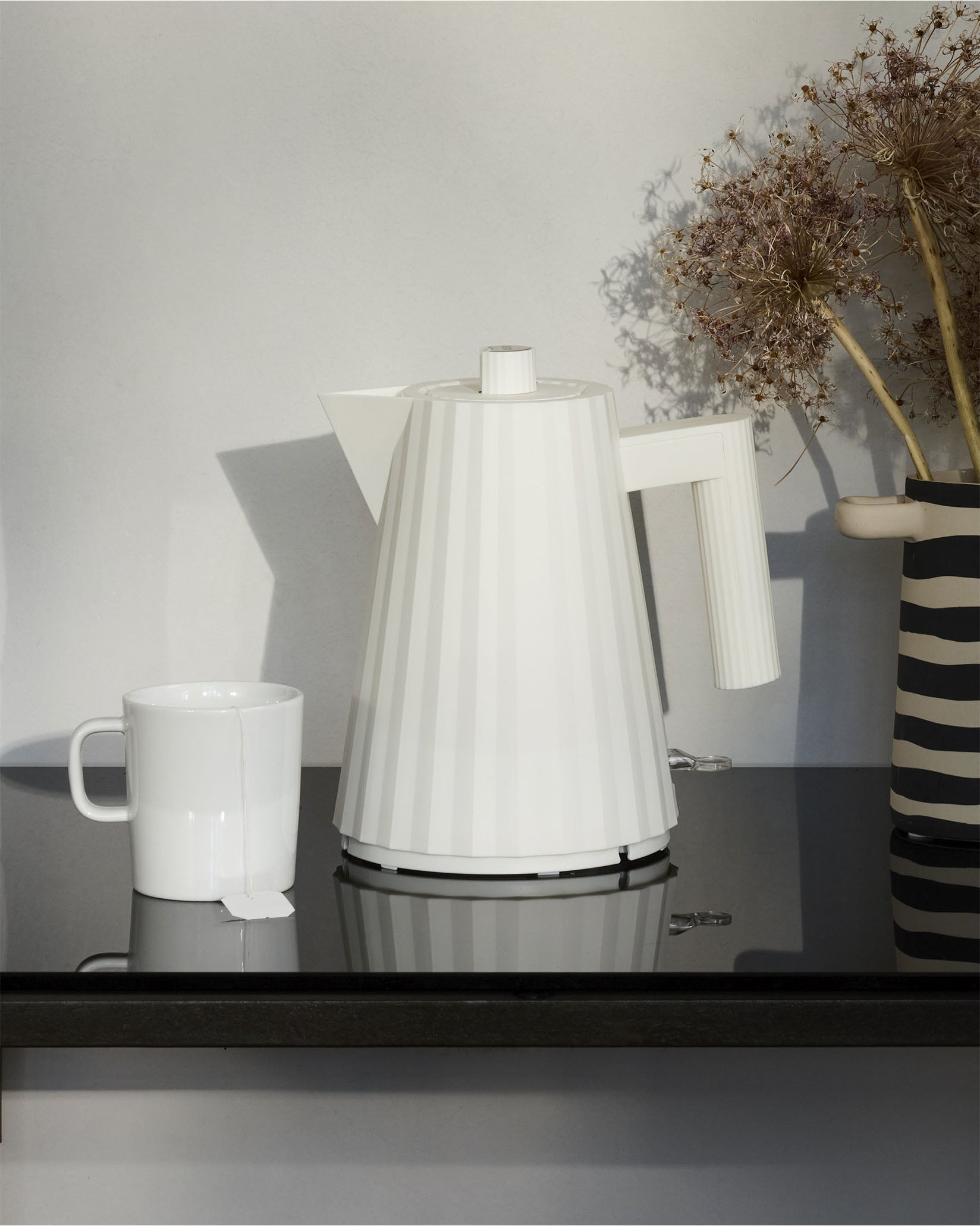 Plissé Electric Kettle - European Plug By Michele De Lucchi