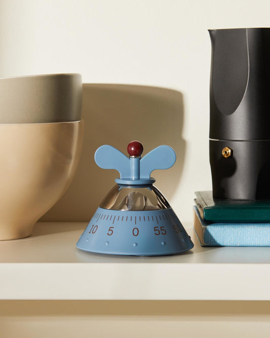 Die Plissé-Designer-Küchenserie von Michele De Lucchi zeichnet sich durch die unverkennbare und einzigartige Plissee-Ästhetik aller Elektrogeräte wie Mixer, Wasserkocher und Toaster aus. Bringen Sie Stil auf Ihre Küchenarbeitsplatten.