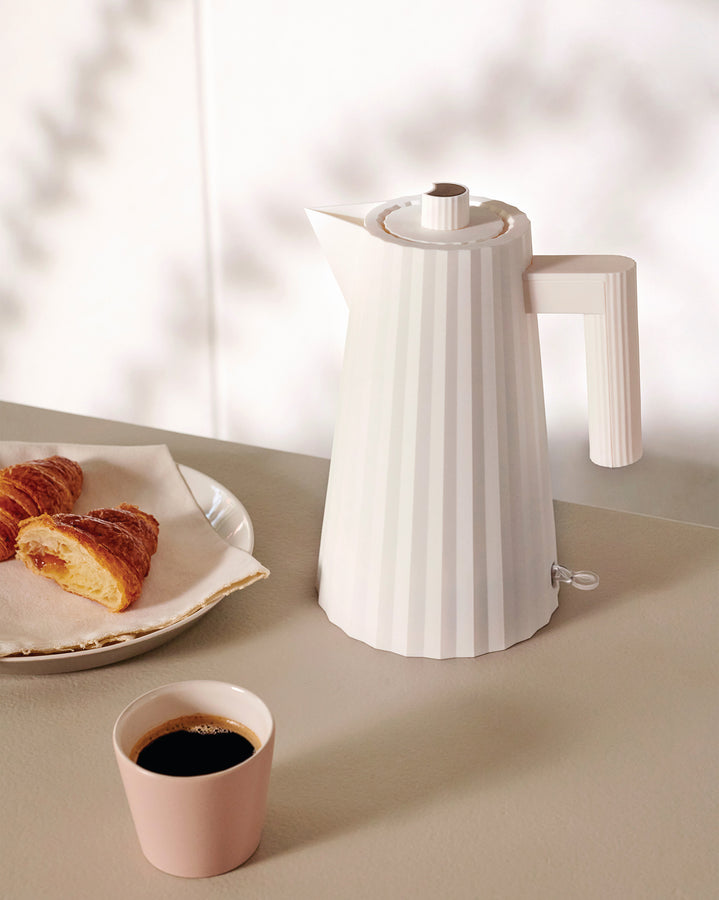 Der ikonische und einzigartig gestaltete Plisse-Wasserkocher mit plissierten Elementen aus Thermoplast. Der von Michele De Lucchi entworfene Wasserkocher ist nicht nur ein Kunstwerk, sondern auch ein praktisches Küchenaccessoire für jeden Tag. 1,7 Liter Fassungsvermögen