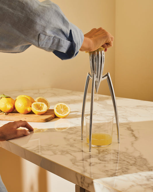 Die berühmteste Zitruspresse der Welt, die von Philippe Starck entworfene Alessi Juicy Salif Citrus Squeezer, ist eine Ikone der Küchengeräte. Dreibeiniges Design aus poliertem Aluminium